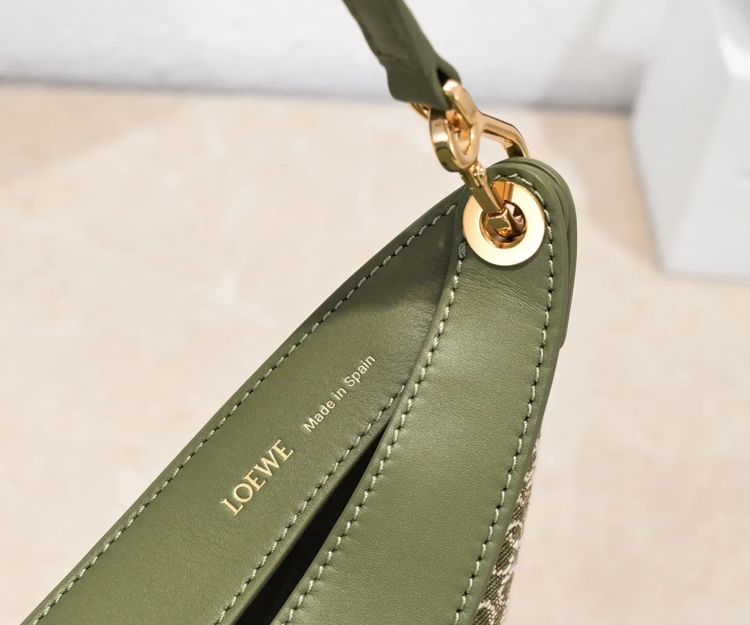 Green/avocado green, top original order. The smooth crescent shape of the L Luna series moon bag not only elongates the proportions of the whole person without getting stuck on the upper body, but also feels particularly comfortable. The wide shoulder strap design does not press the shoulder buckle opening, making it easier to open and close. The internal capacity is also large, and sunglasses and folding umbrellas can be easily arranged with sliding hanging loops hidden on both sides. Shoulder straps or hanging accessories can be attached, making it convenient for various occasions. It is a bag that shows off its temperament and is highly used in daily life! Luo Yiwei size: 29*27*8cm: model: 8891#